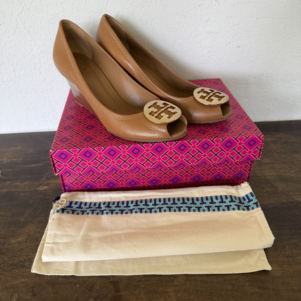 Tory Burch Tan Pebbled Leather Sally Logo Peep Toe Wedges Sz 10 w/ Box Dust Bag